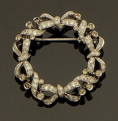 Broche en or gris 18K (750/oo) figurant une...