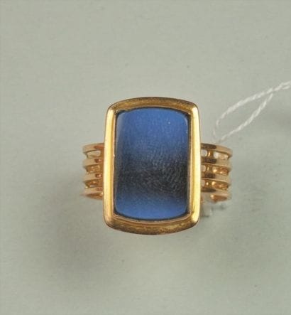Bague en or jaune 18K (750/oo) formée de...