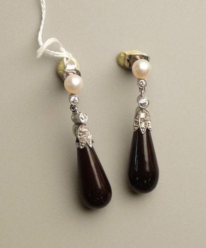 Paire de pendants d'oreilles en or gris 18K...
