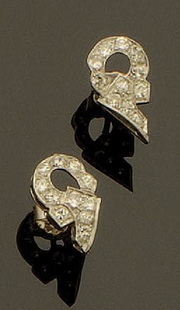 Paire de boutons d'oreilles en platine (950/oo)...