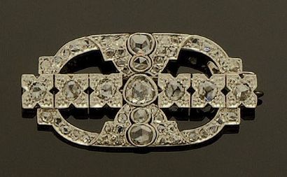 Broche plaque en platine (850/oo) à décor...