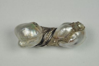 Importante broche en or gris et argent sertie...