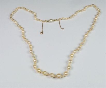 Collier de perles probablement fines en chute...