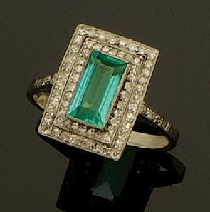 Bague rectangulaire en platine (850/oo) sertie...