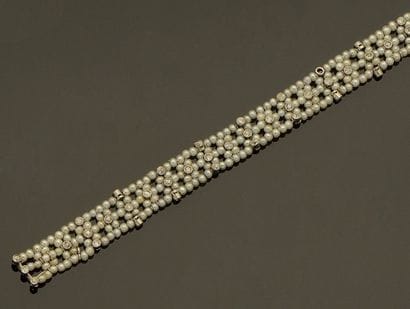 Bracelet formé d'une résille de petites perles...