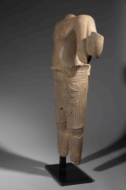 Torse de divinité masculine, sans doute Vishnu...