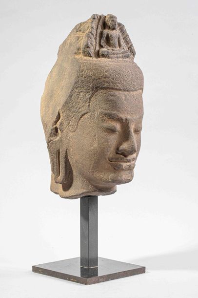 Tête du Boddhisattva Lokeshvara, surmontée...