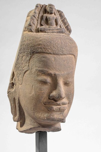 Tête du Boddhisattva Lokeshvara, surmontée...