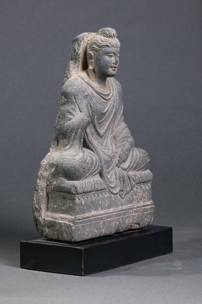 Buddha Maïtreya, assis en méditation sur...