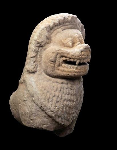 Importante tête de lion d'échiffre à l'expression...