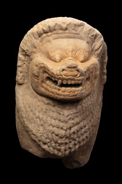 Importante tête de lion d'échiffre à l'expression...