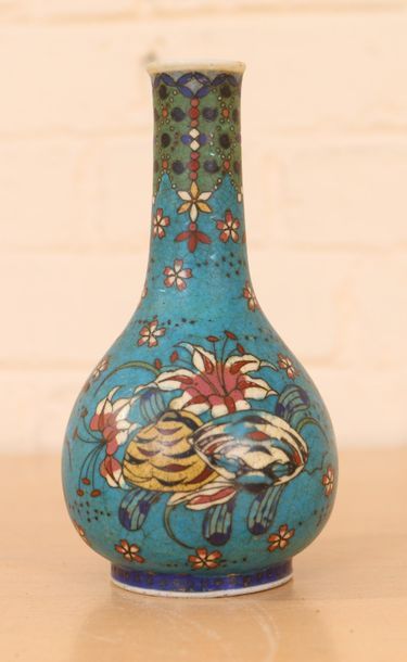 PETIT VASE FLACON EN PORCELAINE CHINE

En...