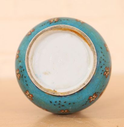 PETIT VASE FLACON EN PORCELAINE CHINE

En...