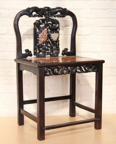 CHAISE CHINOISE 

En bois précieux, à dossier...