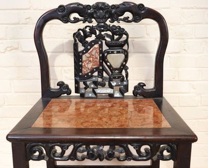 CHAISE CHINOISE 

En bois précieux, à dossier...
