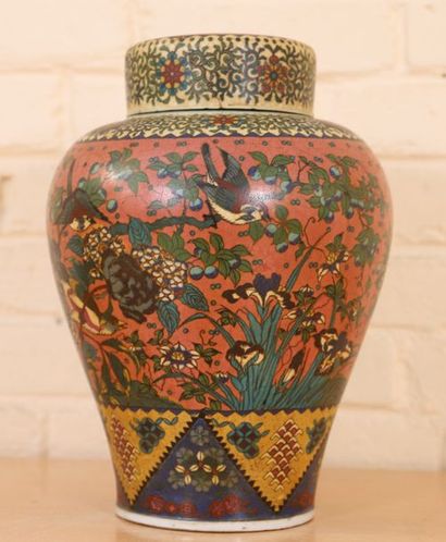 POTICHE COUVERTE EN PORCELAINE JAPON

En...