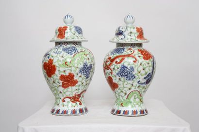PAIRE DE POTS COUVERTS EN PORCELAINE CHINE

En...