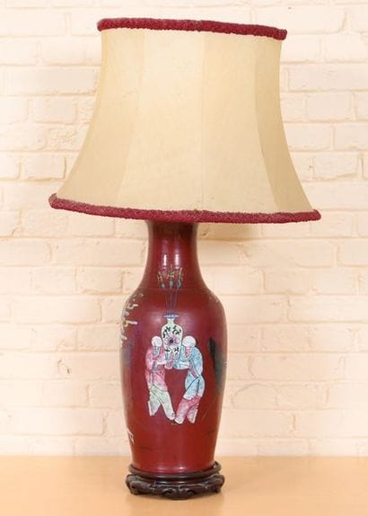 VASE BALUSTRE CHINE MONTE EN LAMPE

En porcelaine...