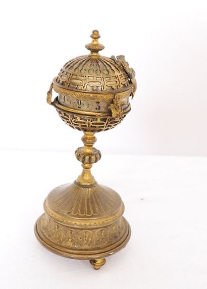 PETITE PENDULE DE TABLE ANNULAIRE

En laiton...
