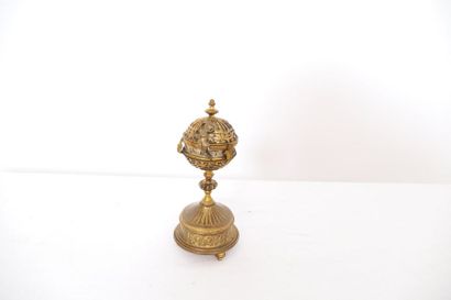 PETITE PENDULE DE TABLE ANNULAIRE

En laiton...