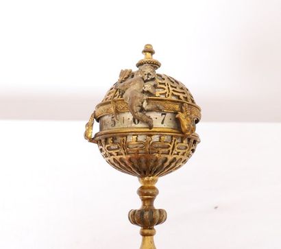 PETITE PENDULE DE TABLE ANNULAIRE

En laiton...