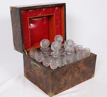 CAVE A LIQUEUR EN LOUPE ET BACCARAT XIXè

A...