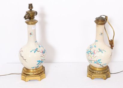 PAIRE DE VASES EN PORCELAINE CHINE MONTES...