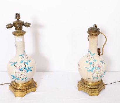 PAIRE DE VASES EN PORCELAINE CHINE MONTES...