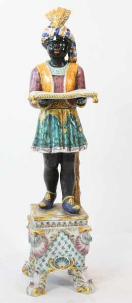 SERVITEUR EN FAIENCE POLYCHROME

En faience...