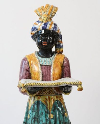 SERVITEUR EN FAIENCE POLYCHROME

En faience...