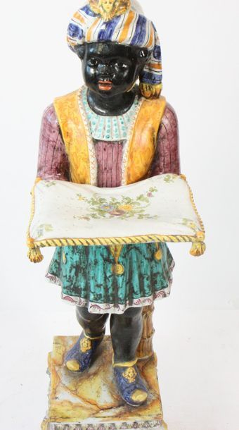 SERVITEUR EN FAIENCE POLYCHROME

En faience...