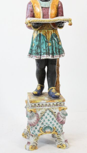 SERVITEUR EN FAIENCE POLYCHROME

En faience...