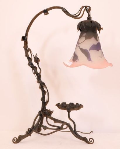 LAMPE D'EMILE GALLE

Composée d'une tulipe...