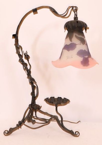 LAMPE D'EMILE GALLE

Composée d'une tulipe...