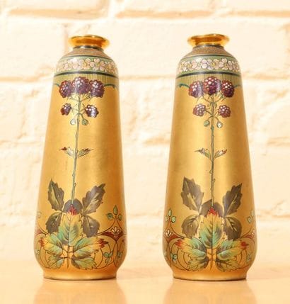 PAIRE DE VASES EN PORCELAINE DE LIMOGES 1900...