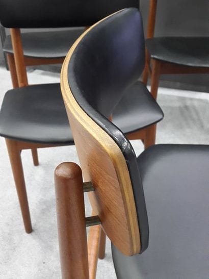 SUITE DE SIX CHAISES SCANDINAVES DE CHROBAT...