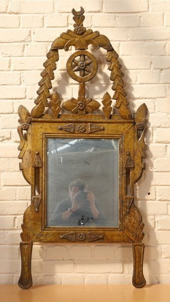 MIROIR EN BOIS DORE 

En bois doré et sculpté...