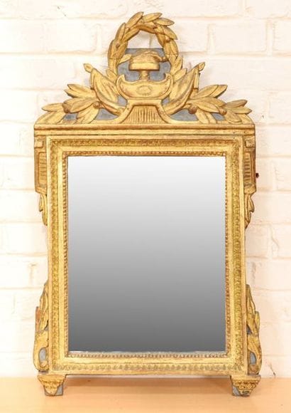 PETIT MIROIR EN BOIS DORE LOUIS XVI 

En...
