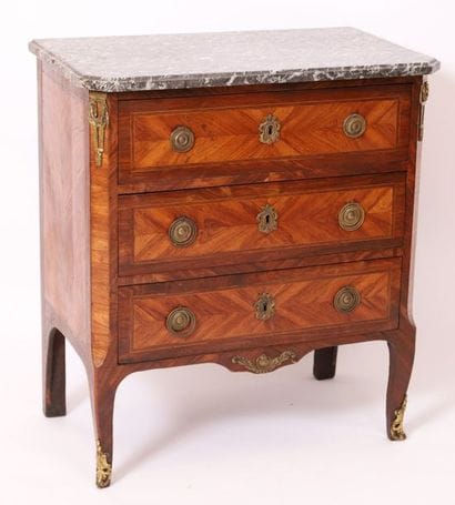 PETITE COMMODE MARQUETEE PARISIENNE TRANSITION

En...