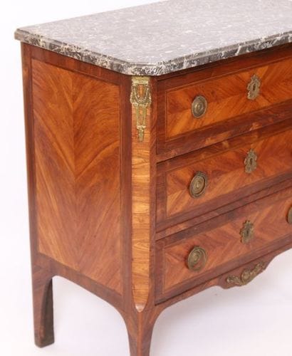 PETITE COMMODE MARQUETEE PARISIENNE TRANSITION

En...