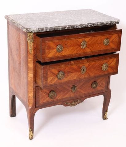PETITE COMMODE MARQUETEE PARISIENNE TRANSITION

En...