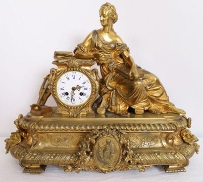 PENDULE EN BRONZE DORE 