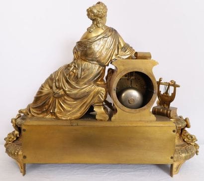 PENDULE EN BRONZE DORE 
