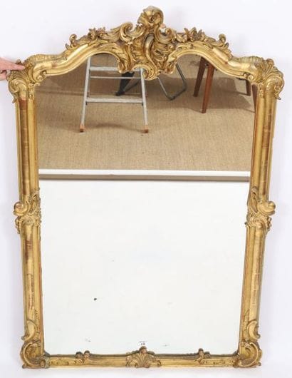 MIROIR ROCAILLE XIXè

En bois et stuc doré,...