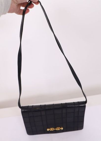 VINTAGE NAVY BLUE HANDBAG

One handle, good...