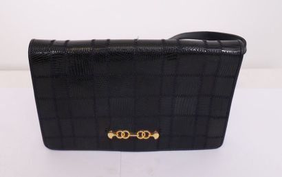 VINTAGE NAVY BLUE HANDBAG

One handle, good...