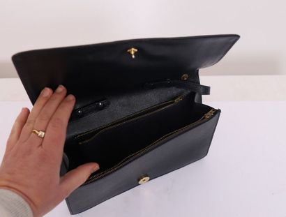 VINTAGE NAVY BLUE HANDBAG

One handle, good...