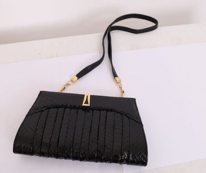 BLACK CROCODILE STYLE PURSE BAG

Good condition...