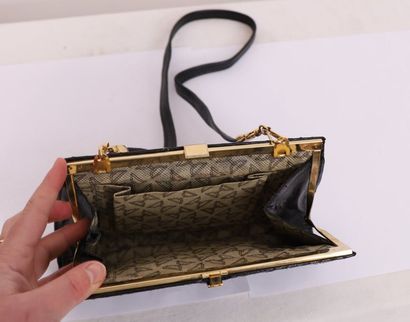 BLACK CROCODILE STYLE PURSE BAG

Good condition...