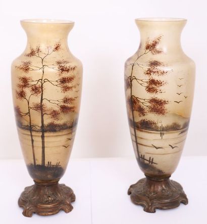 PAIRE DE VASES EN VERRE PEINT 
